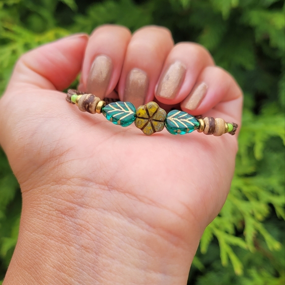 Handmade Flower Leaf Earthy Color Macrame Bracelet - Picture 3 of 4